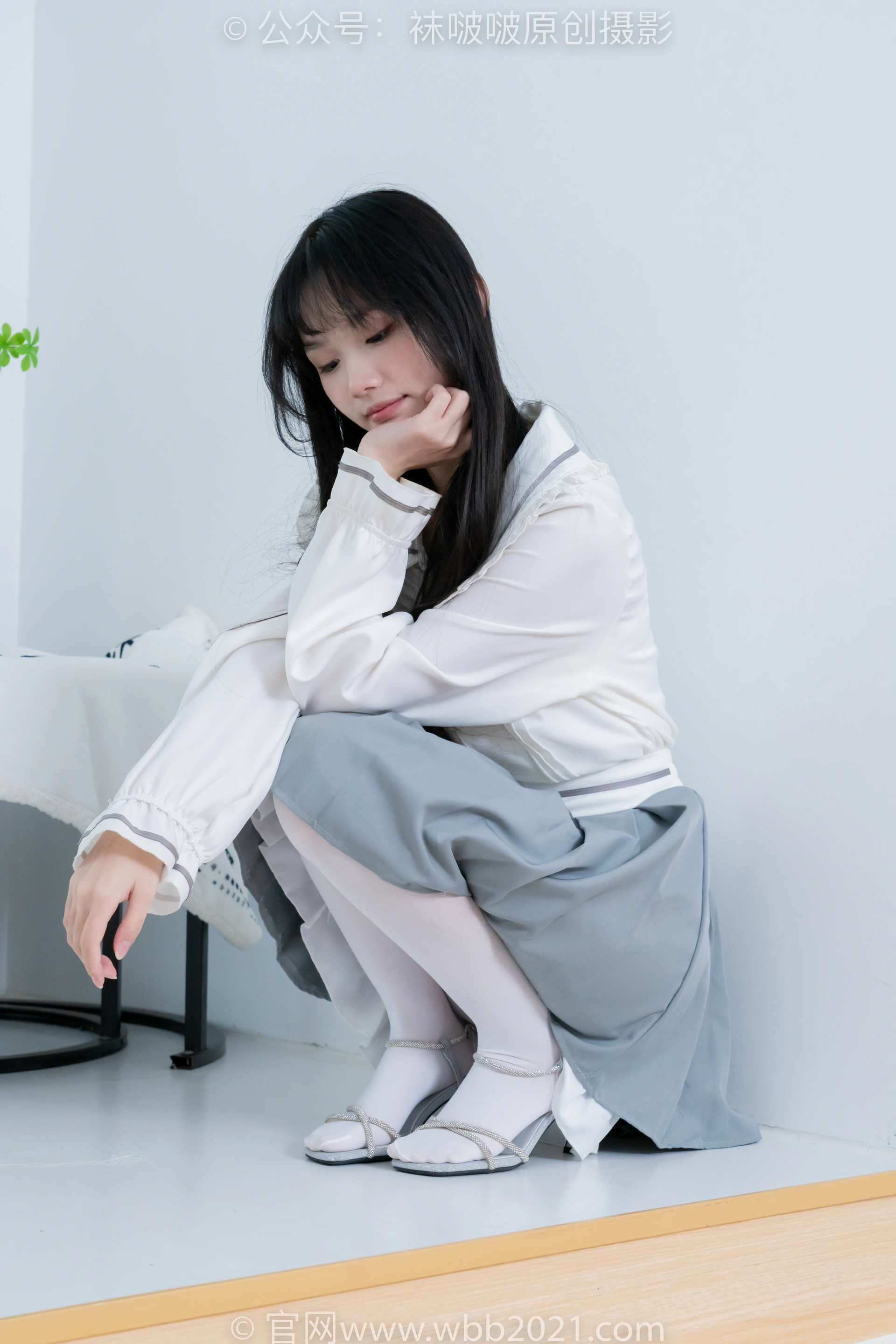 [BoBoSocks袜啵啵] NO.468 甜甜圈-高跟凉鞋、厚白丝、裸足、丝袜和裸足踩蓝莓剧情（花絮版） 2